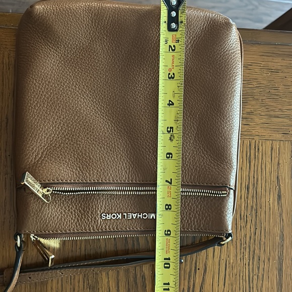 Michael Kors small pebbled leather messenger bag. Like new - Picture 7 of 10